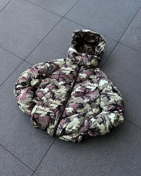 470483453_898302452508496_3418973855074422363_n-1.jpg MERTRA CAMO PUFFER - Image 1